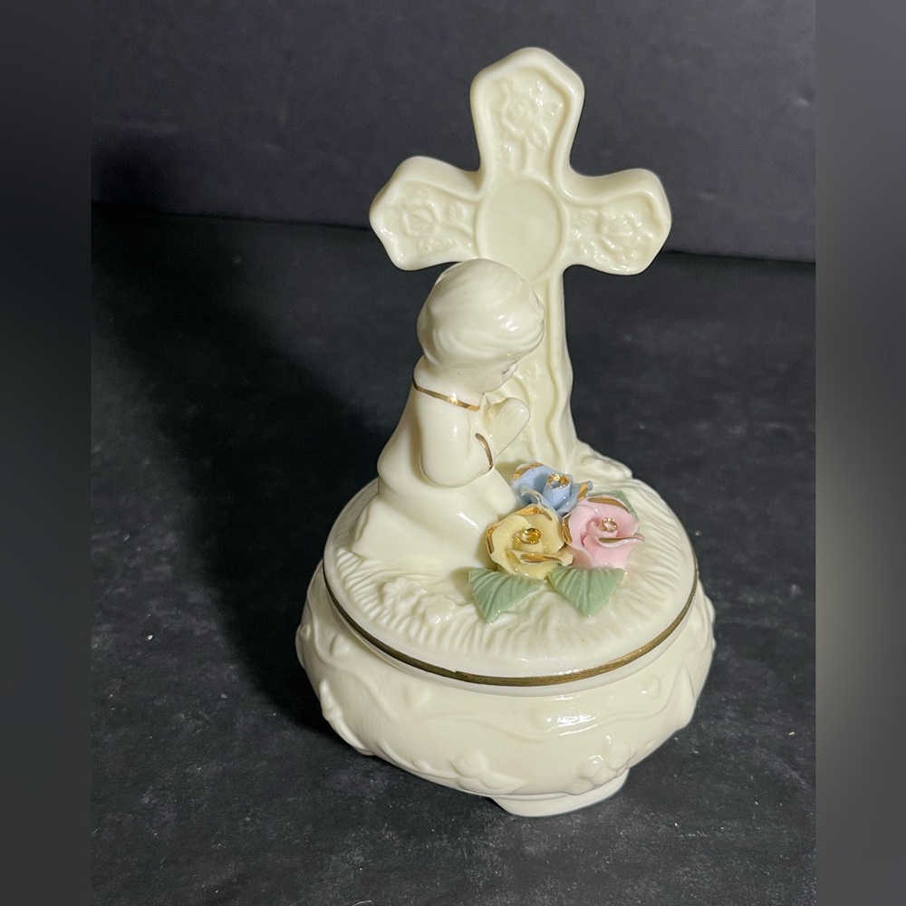 Porcelain Greenbrier Int Trinket Box W/Cross, Kneeling Child/floral Accents T81